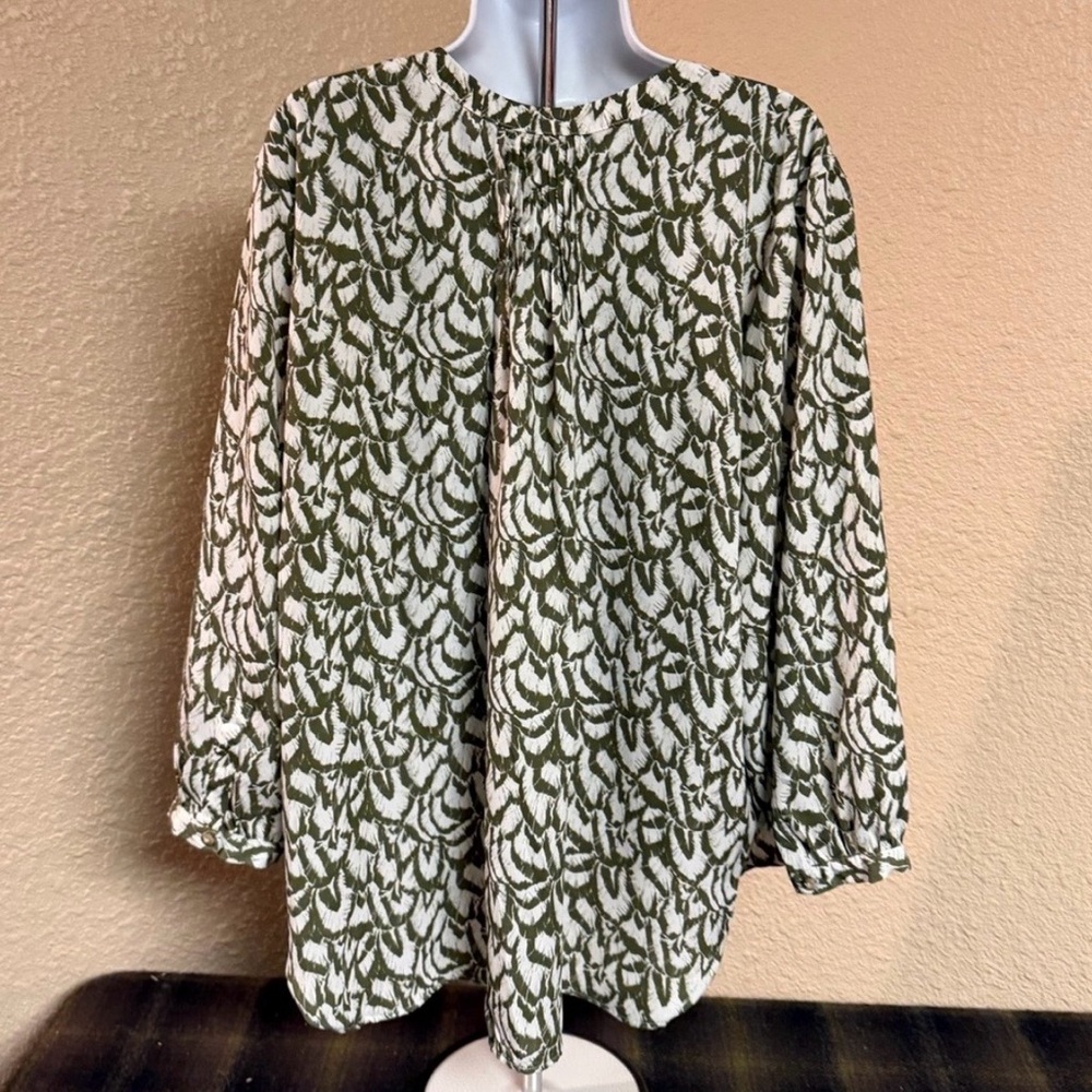 Green and White Patterned Women's Top - Picture 2 of 7